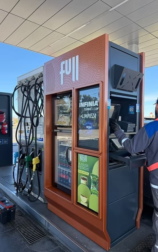 Heladera Exhibidora Vertical DF-HVIF instalada en la isla de una estación de servicio YPF Full