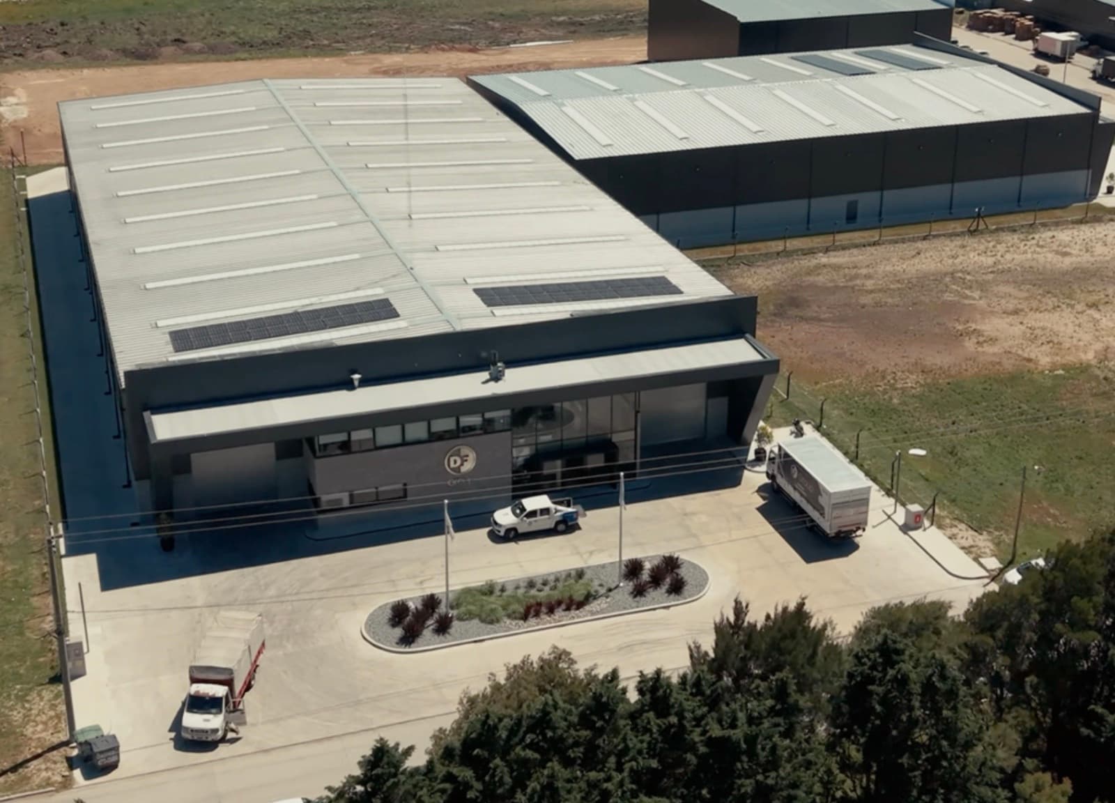 Vista aérea de la planta de De Francesco, con la nave nueva y el playón de despacho